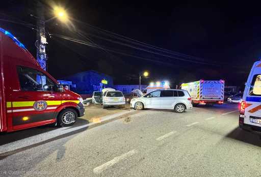 Doi adulţi şi trei copii mici la spital, după ce au fost răniţi într-un accident în judeţul Suceava, în care au fost implicate două autoturisme - FOTO