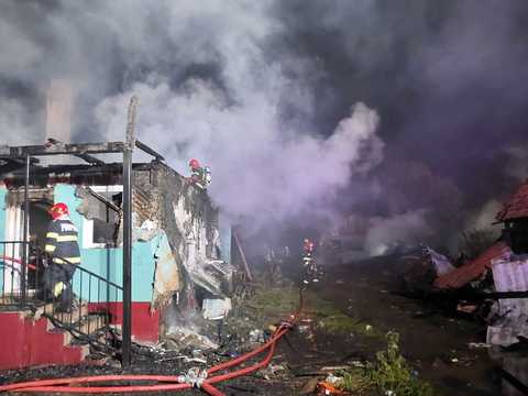 Incendiu puternic într-o comună din Bistriţa-Năsăud: Două case, o anexă şi două maşini, distruse de flăcări/ Pompierii au scos din zona incendiată opt butelii, eliminând riscul unor deflagraţii/ Până acum, nu au fost semnalate persoane afectate - FOTO