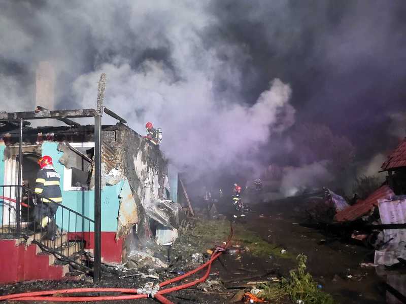 Incendiu puternic într-o comună din Bistrița-Năsăud: Două case, o anexă și două mașini, distruse de flăcări/ Pompierii au scos din zona incendiată opt butelii, eliminând riscul unor deflagrații/ Până acum, nu au fost semnalate persoane afectate - FOTO