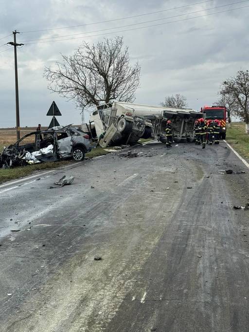 Constanţa: O persoană a murit după ce maşina pe care o conducea s-a ciocnit cu un camion şi a luat foc/ Traficul rutier pe DN 3, blocat pe ambele sensuri 