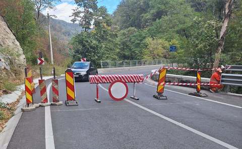 Circulaţia pe DN 67D, închisă la Băile Herculane, din cauza unui incendiu în Parcul Naţional Domogled