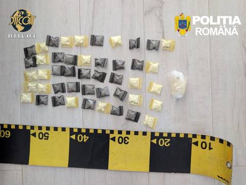 Iaşi: Bărbat care a procurat şi a vândut cocaină cu sume cuprinse între 500 şi 1.500 de lei, arestat preventiv / Anchetatorii au găsit droguri îngropate într-un beci