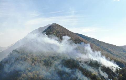 Sute de pompieri militari, silvicultori şi piloţi de elicoptere ale MAI acţionează în continuare pentru stingerea incendiilor de pădure din apropierea staţiunilor Băile Herculane şi Băile Olăneşti