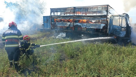 Argeş: Un autocamion cu stupi a ars în întregime/ Nu se cunosc, deocamdată, cauzele incendiului - VIDEO, FOTO
