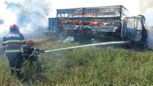 Argeş: Un autocamion cu stupi a ars în întregime/ Nu se cunosc, deocamdată, cauzele incendiului - VIDEO, FOTO