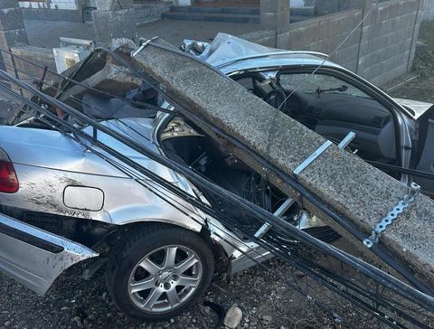 Accident la Câmpia Turzii, unde un autoturism a intrat într-un stâlp din beton/ Două persoane, între care un copil, sunt grav rănite/ A fost solicitat elicopterul SMURD pentru minorul de şapte ani