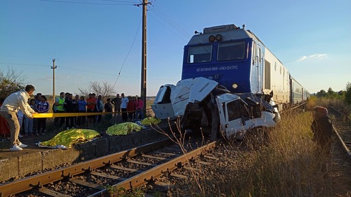 UPDATE - Patru persoane, între care un copil de 12 ani, au murit după ce un tren a lovit o autoutilitară în judeţul Galaţi / Traficul feroviar este blocat