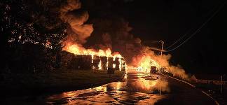 UPDATE - Incendiu la o staţie de sortare-reciclare deşeuri din apropierea municipiului Sibiu / Arde o cantitate mare de mase plastice, cu degajări mari de fum / Focul a fost localizat, dar acţiunea de stingere va dura - FOTO / VIDEO