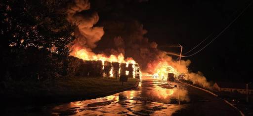 Incendiu la o staţie de sortare-reciclare deşeuri din apropierea municipiului Sibiu / Focul se manifestă pe 700 de metri pătraţi, cu degajări mari de fum / A fost emis mesaj RO-Alert - FOTO / VIDEO

