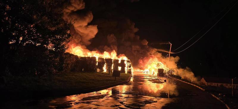 UPDATE - Incendiu la o staţie de sortare-reciclare deşeuri din apropierea municipiului Sibiu / Arde o cantitate mare de mase plastice, cu degajări mari de fum / A fost emis mesaj RO-Alert / Pompierii se pregătesc de o acţoiune de durată - FOTO / VIDEO