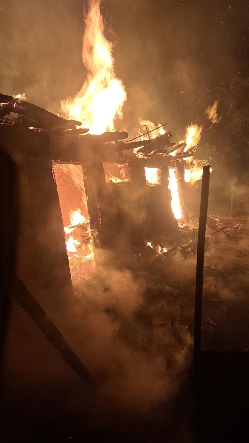 Neamț: Adăpost de animale, distrus într-un incendiu / Focul ar fi fost pus intenționat - FOTO