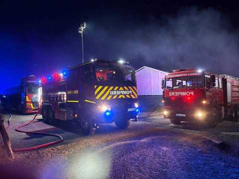 Incendiu la un gater din judeţul Timiş / Arde generalizat o hală de 500 de metri pătraţi