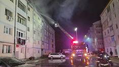 Incendiu la acoperişul unui bloc din Suceava / Pompierii au evacuat toate persoanele care nu ieşiseră singure din apartamente – FOTO / VIDEO