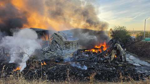 Incendiul de la staţia de sortare a deşeurilor din apropierea municipiului Sibiu nu a fost stins, la mai mult de 24 de ore de la izbucnire / Cauza oficială nu a fost stabilită / Apelul societăţii de salubrizare