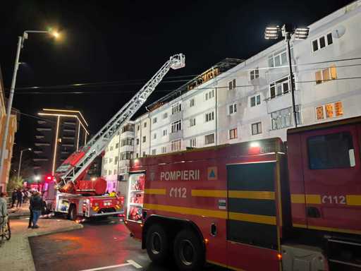 Incendiul de la blocul din Suceava, stins după câteva ore de luptă cu flăcările / A ars acoperişul şi au fost afectate apartamentele de la etajul patru, dar şi geamuri şi elemente de tâmplărie de la blocurile învecinate / De la ce a pornit focul
