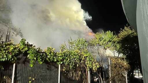 UPDATE - Incendiu generalizat la o casă din Slatina/ Două persoane vârstnice şi doi copii, transportaţi la spital - FOTO, VIDEO
