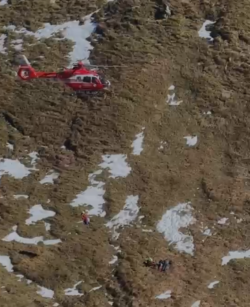 Sibiu: Intervenţie a salvamontiştilor pentru recuperarea unui bărbat care a căzut circa 40 de metri, în zona ”La 3 Paşi de Moarte”/ Victima urmează să fie preluată de un elicopter - VIDEO
