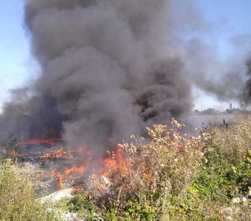 Dâmboviţa: Incendiu la deşeuri menajere, mase plastice şi vegetaţie uscată, în localitatea Bălteni/ A fost emis mesaj RO-Alert - FOTO
