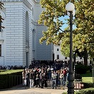 Sute de persoane aşteaptă la Catedrala Mitropolitană din Iaşi să se închine la moaştele Sfintei Cuvioase Parascheva. Pelerinajul de la Iaşi începe joia viitoare, dar oamenii spun că au venit mai repede ca să evite aglomeraţia