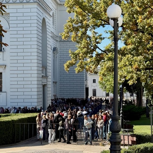 Sute de persoane aşteaptă la Catedrala Mitropolitană din Iaşi să se închine la moaştele Sfintei Cuvioase Parascheva. Pelerinajul de la Iaşi începe joia viitoare, dar oamenii spun că au venit mai repede ca să evite aglomeraţia