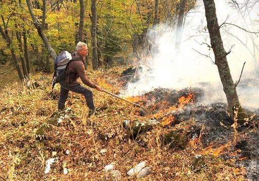 Caraş-Severin: Continuă lupta cu flăcările în Parcul Naţional Domogled – Valea Cernei/ Weekend de foc pentru pompieri şi silvicultori/ Luni, peste 130 de forţe de intervenţie acţionează pentru limitarea propagării incendiului şi limitarea focarelor