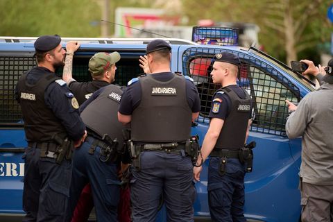 Aproape o sută de amenzi aplicate de către jandarmi susţinătorilor lui Călin Georgescu care protestează la Arestul Central / S-au întocmit patru sesizări penale

