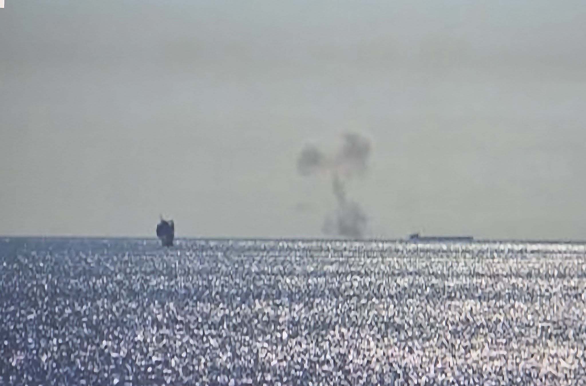 UPDATE - Navă turcească încărcată cu cereale, lovită de o dronă în Marea Neagră / Incendiu la bordul ambarcaţiunii / 2 persoane au decedat, 11 marinari fiind salvaţi / 8 sunt în stare bună şi vor fi preluaţi de nave de salvare  - FOTO / VIDEO 