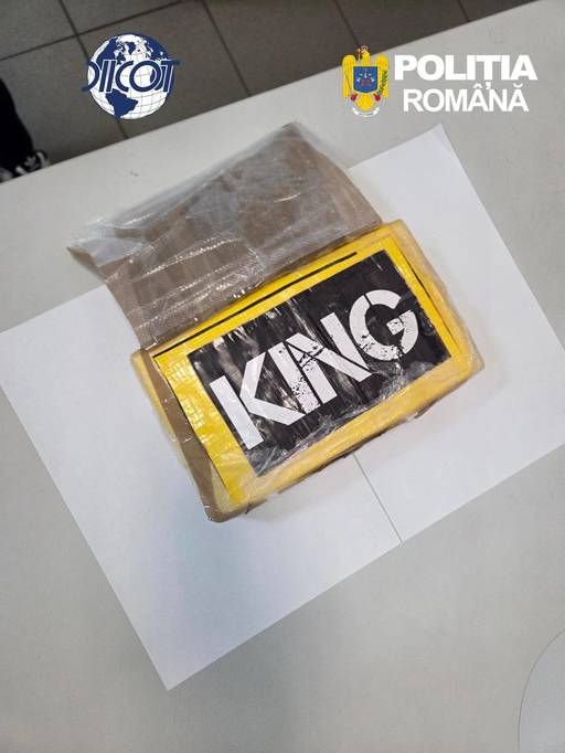 Bărbat arestat pentru trafic de droguri, după ce a fost prins cu un kilogram de cocaină în maşină / Vehiculul a fost oprit pe  Autostrada A1, iar drogurile erau ascunse într-un compartiment special

