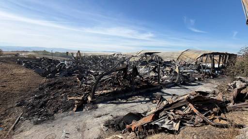Pompierii au reuşit să stingă incendiul care a izbucnit joi seară la o staţie de sortare a deşeurilor din apropierea municipiului Sibiu / Cauza şi pagubele nu au fost încă stabilite