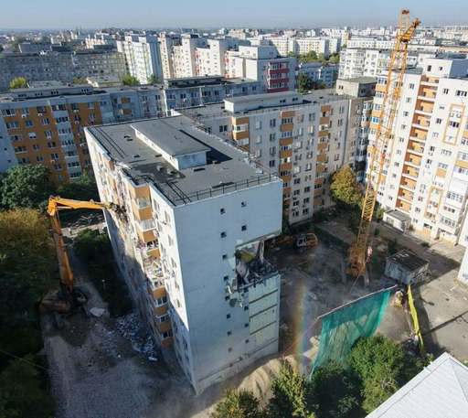 Primăria Bucureşti: A început demolarea controlată a etajelor 8-5, la blocul din Rahova