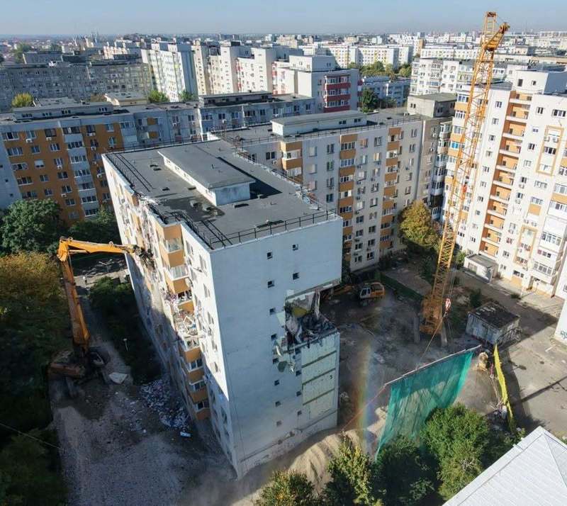 Primăria București: A început demolarea controlată a etajelor 8-5, la blocul din Rahova