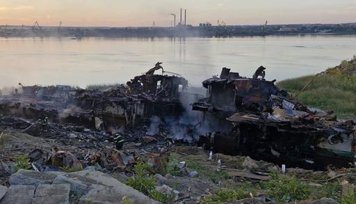 Incendiu izbucnit în cursul nopţii la bordul unei nave dezafectate de pe malul Dunării, stins de pompierii din Giurgiu/ Operaţiunea, dificilă din cauza unor tuburi cu acetilenă şi a unor butelii de aragaz aflate lângă nava în flăcări - FOTO, VIDEO
