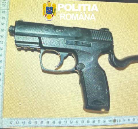 Perchezitii într-un dosar de proxenetism – Doi bărbaţi ar fi închiriat o locuinţă în Bucureşti şi ar fi racolat clienţi din mediu online