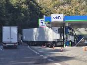 UPDATE - Accident grav într-o benzinărie de pe Valea Oltului/ Un autocamion a provocat distrugeri la pompele de carburant/ Scurgeri mari de combustibil/ Intervine şi o autospecială CBRN/ Trafic blocat în zona Călimăneşti/ Cetăţeni evacuaţi - FOTO