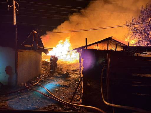 Incendiu de amploare în Baia Mare – Ard generalizat mai multe locuinţe improvizate / Misiunea, extrem de dificilă din cauza materialelor combustibile din zona afectată şi a vântului - FOTO