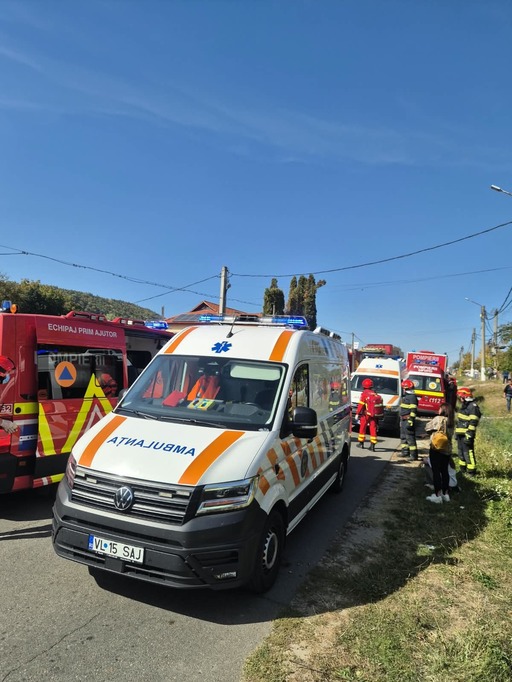 UPDATE - Plan Roşu de Intervenţie, activat în judeţul Vâlcea, după un accident rutier în care au fost implicate un microbuz şi un autoturism / 11 persoane implicate / 7 victime, transportate la spital
