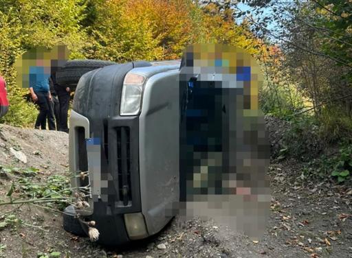 Braşov: Doi vârstnici, găsiţi morţi în autovehiculul cu care au plecat la plimbare, în urmă cu trei zile/ Maşina, răsturnată într-o râpă pe marginea unui drum judeţean, a fost observată de trecători