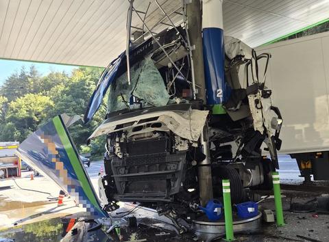 Şoferul turc care a intrat cu autocamionul într-o benzinărie de pe Valea Oltului şi a avariat pompe de carburant a fost arestat preventiv/ Poliţiştii au stabilit că acesta consumase alcool