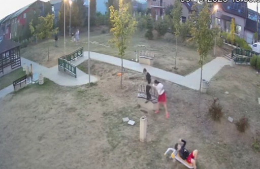 Primarul din Bistriţa cere sprijinul locuitorilor pentru a identifica mai mulţi tineri care au distrus mobilierul dintr-un parc / Gabriel Lazany: Distrugerea nu este o formă de distracţie – VIDEO