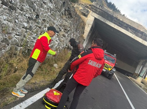 Accident rutier pe Transfăgărăşan, unde un motociclist a derapat
