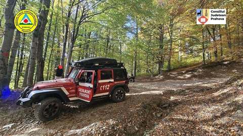 Două persoane, rănite după ce s-au răsturnat cu un ATV pe munte. O femeie, în stare mai gravă, este dusă la spital
