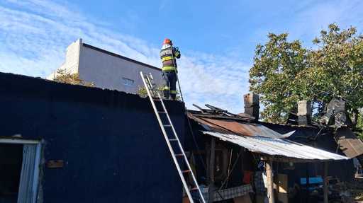 Giurgiu: Tânăr rănit în încercarea de a stinge un incendiu care a cuprins un imobil şi care risca să se extindă. El a fost dus la spital
