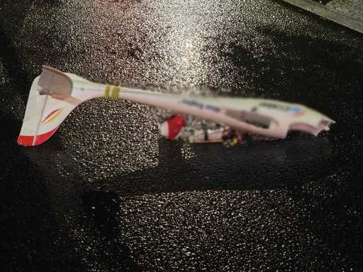 Alertă în Cluj-Napoca, după ce pe o stradă a fost observat un dispozitiv mic, cu forma unui avion. Autorităţile anunţă că nu este dronă
