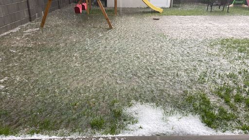 O ploaie torenţială a blocat canalizarea pe o stradă din Cluj Napoca, duminică seară. Carosabilul a fost acoperit parţial cu spumă albă, după ce canalele au refulat
