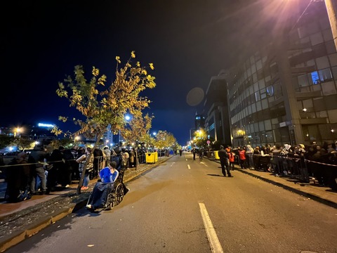 Pelerinajul religios de la Iaşi: Mai multe persoane au forţat rândul şi au devenit violente pentru a ajunge mai repede să se închine la sfintele moaşte. A fost necesară intervenţia jandarmilor, iar patru persoane au fost amendate
