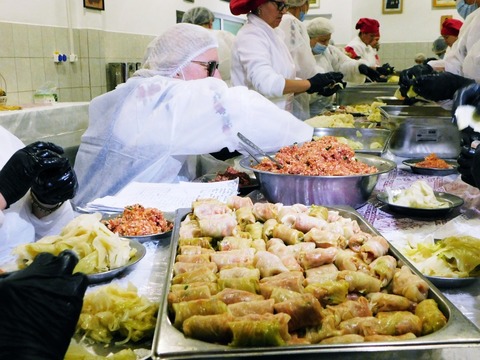 Pelerinaj la Iaşi - 60.000 de sarmale vor fi oferite după slujba de la Catedrala Mitropolitană. Elevii şi profesorii ieşeni vor avea miercuri zi liberă