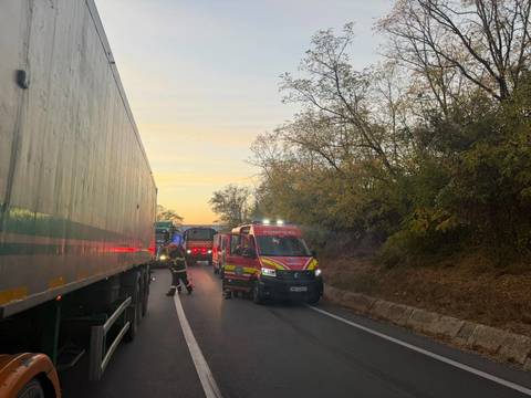 Autocar implicat în accident pe DN 13, în judeţul Mureş / Au fost implicate 18 persoane - FOTO