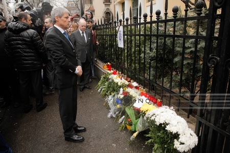 Cioloş a semnat în cartea de condoleanţe deschisă la Ambasada Belgiei