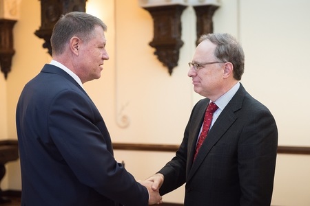 Klaus Iohannis l-a decorat pe secretarul general adjunct al NATO, Alexander Vershbow