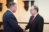 Klaus Iohannis l-a decorat pe secretarul general adjunct al NATO, Alexander Vershbow
